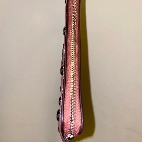 Coach leather Corner Zip Wristlet With Heart Rivets New - Picture 3 of 10